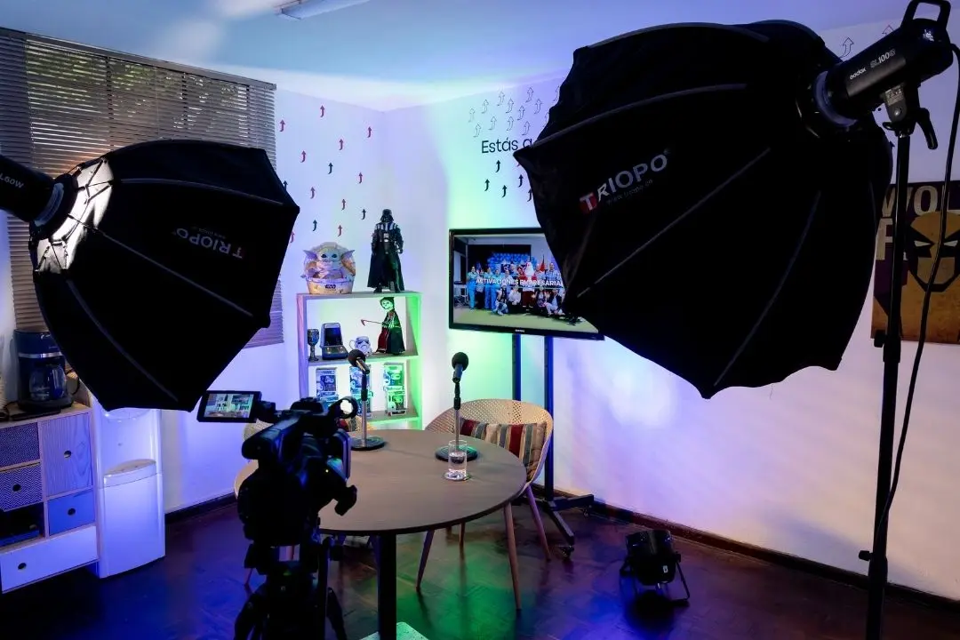 Set 3 de Popcast Estudio Lima con iluminación LED y cámaras profesionales