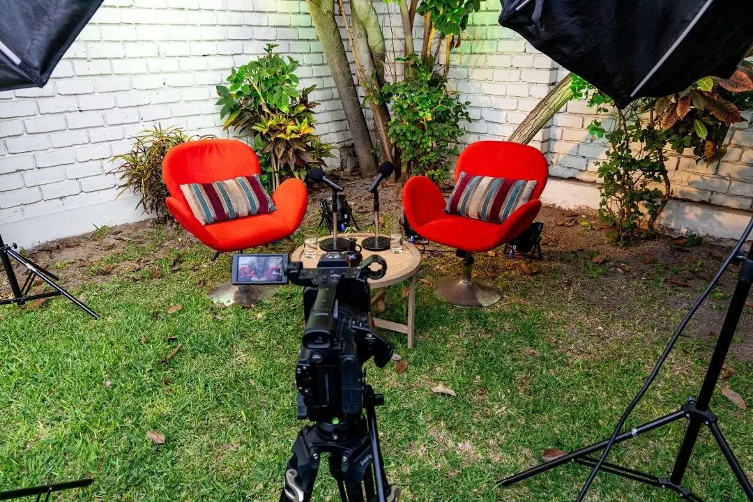 Set 4 del estudio de grabación de podcast en Lima al aire libre naturaleza