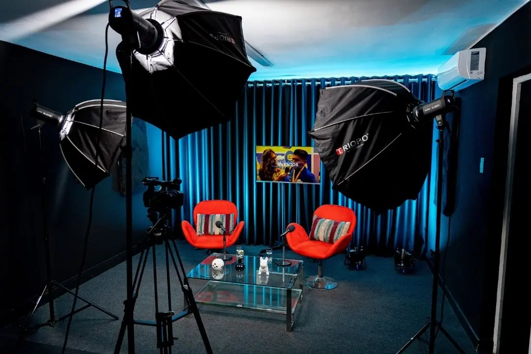 Set 2 del estudio de podcast en Lima con mobiliario y ambientación corporativa